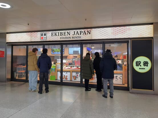 【スイス在住ジャーナリスト】スイスで｢駅弁｣が完売！　欧州で日常になった日本食､770円 おにぎりも